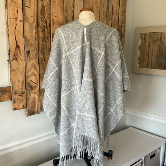 NWT Lane Bryant Women’s Plaid Fringe Hem Poncho Shaw Cardigan OS Gray White - Picture 6 of 13